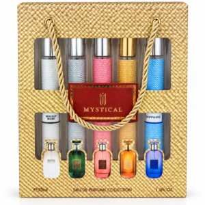 Découvrez le coffret Mystical Eau de Parfum Collection, un assortiment de cinq parfums présenté dans un élégant coffret doré à l’aspect tressé. Son design raffiné et ses flacons aux couleurs variées en font une belle idée cadeau pour les amateurs de parfumerie. Le coffret réunit cinq flacons de parfums aux styles visuels différents, dans un emballage pratique avec poignée intégrée. Caractéristiques du produit Marque / collection : Mystical Type : Eau de Parfum Contenu : 5 flacons de parfum Noms visibles : Mousuf Musk et Sapphire, autres références à vérifier sur les flacons Présentation : Coffret doré avec fenêtre transparente et poignée Contenance indiquée : 35 ml / 1.2 FL.OZ. pour le coffret, à confirmer sur l’emballage Les avantages Cinq parfums réunis dans un seul coffret. Un emballage élégant, prêt à offrir. Un assortiment pour varier les fragrances selon vos envies. Une idée cadeau pour un anniversaire, une fête ou une occasion spéciale. Faites plaisir avec le coffret Mystical Eau de Parfum Collection, une présentation élégante pour découvrir plusieurs parfums.