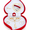 Coffret Bijoux Femme Doré Fancy – Montre, Collier Pendentif Plume, Bague et Boucles d’Oreilles – Écrin Cœur Rouge