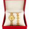 Écrin rouge avec parure dorée élégante montre femme, montre dorée femme, bracelet femme doré, coffret montre femme, coffret cadeau femme, montre bracelet assorti, montre élégante femme, montre chic femme, bijou femme, cadeau femme, coffret bijoux, montre quartz femme, montre fantaisie femme, accessoire femme, cadeau anniversaire femme