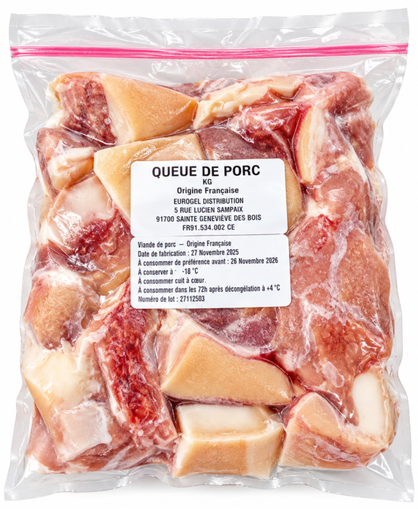 Sachet de porc sous vide étiqueté Queue de porc, Queue de cochon, Porc surgelé, Porc congelé, Viande de porc, Queue de porc surgelée, Origine France, Viande française, Sous vide, Cuisine africaine, Cuisine antillaise, Cuisine créole, Cuisine réunionnaise, Haricots rouges, Lentilles, Plat mijoté, Ragoût, Viande surgelée